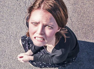 Das Mädchen war mit den Folgen einer Augmentations-Mammoplastik konfrontiert.