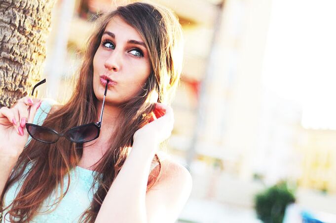 Ein Mädchen denkt darüber nach, ob sie sich einer Schönheitsoperation unterziehen sollte, um ihre Brüste zu vergrößern.