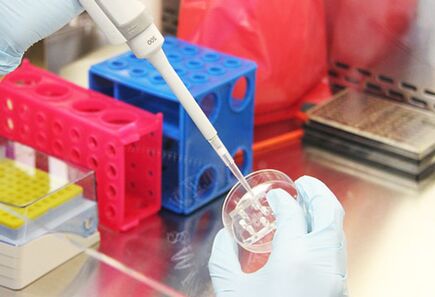 Untersuchung der Patiententests vor der Durchführung einer Augmentations-Mammoplastik.